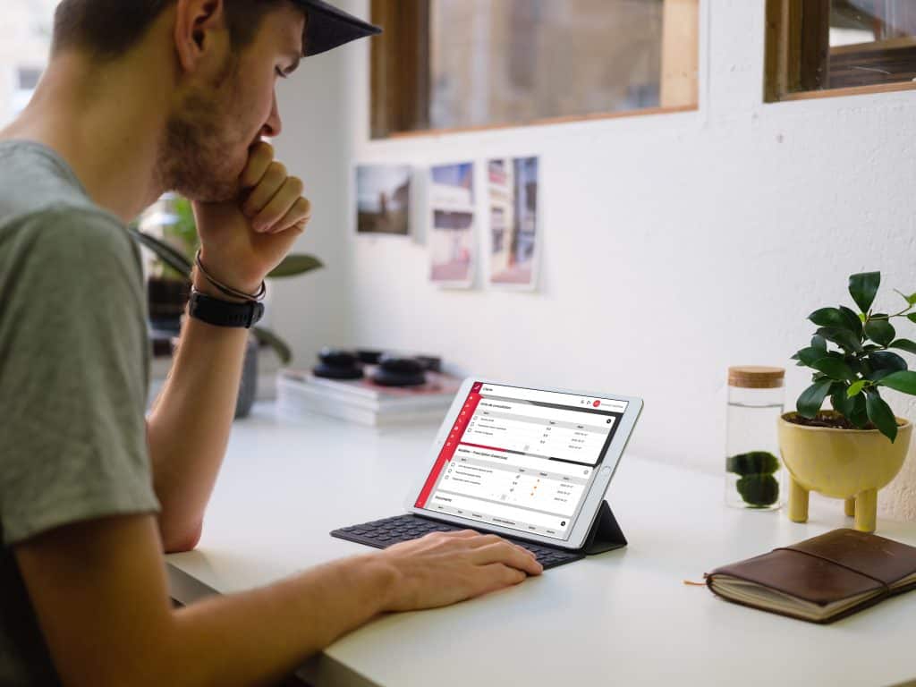 Le tableau de bord Evolutio sur une tablette et un clavier