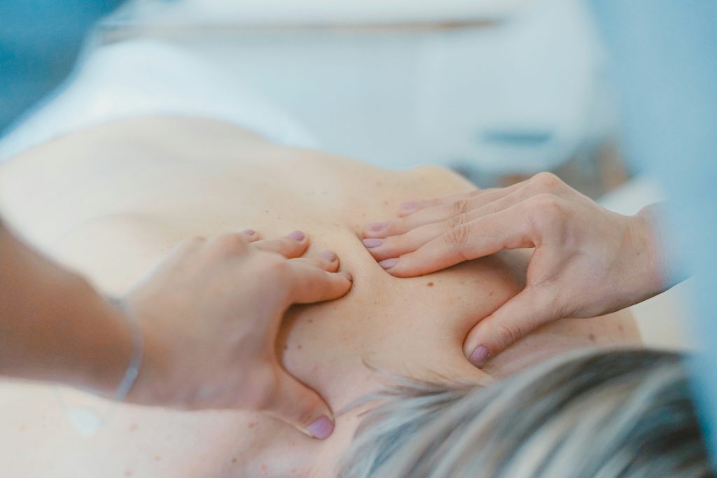 femme se faisant masser la nuque